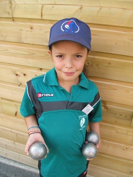 Manon plus jeune joueuse de Commentry Pétanque Manon plus jeune joueuse de Commentry Pétanque