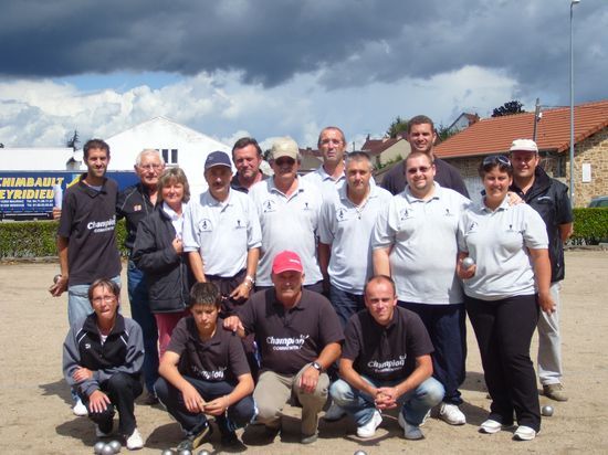 Les deux équipes, les coachs et l'arbitre avant la rencontre. Les deux équipes, les coachs et l'arbitre avant la rencontre.