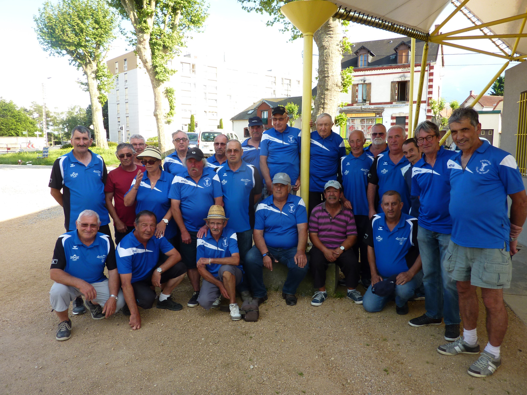 LES VETERANS ASSURENT FACE À CHATEL DE NEUVRE LES VETERANS ASSURENT FACE À CHATEL DE NEUVRE