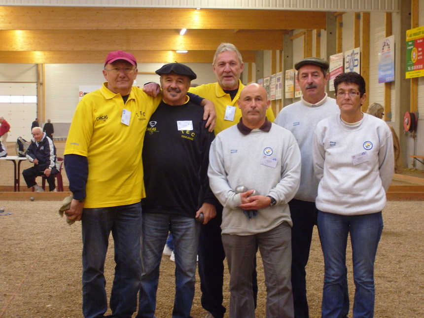 Jean Michel - Martine et Alain et l équipe Toulousaine dans le plus grand boulodrome d' Europe Jean Michel - Martine et Alain et l équipe Toulousaine dans le plus grand boulodrome d' Europe