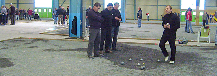 La première partie opposant Nathalie-Anita-José à Jean-Marie-Dédé équipés de Maurice Chassery La première partie opposant Nathalie-Anita-José à Jean-Marie-Dédé équipés de Maurice Chassery