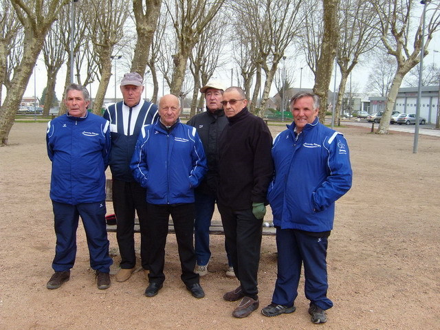 LES VETERANS ( A ) SUR LEUR LANCEE FACE A BELLERIVE