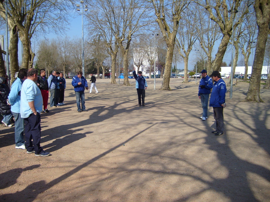 COMMENTRY RESTE EN TETE