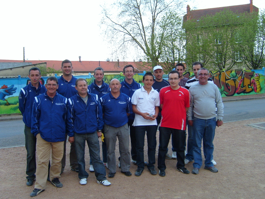 L'EQUIPE (A) VICTORIEUX FACE AUX FAVORIS L'EQUIPE (A) VICTORIEUX FACE AUX FAVORIS