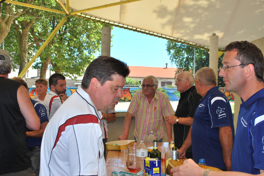 COMMENTRY OFFRE LA VICTOIRE A CUSSET COMMENTRY OFFRE LA VICTOIRE A CUSSET