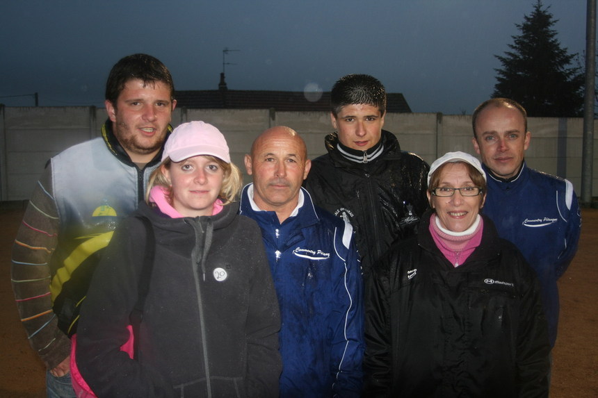 Vainqueurs et finalistes sous la pluie                                                                               ( photo P Génis)