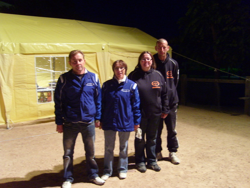 Anita et José s' inclinent en 1/2 finale  face aux champions d Allier 2011 Sandrine et Dominique