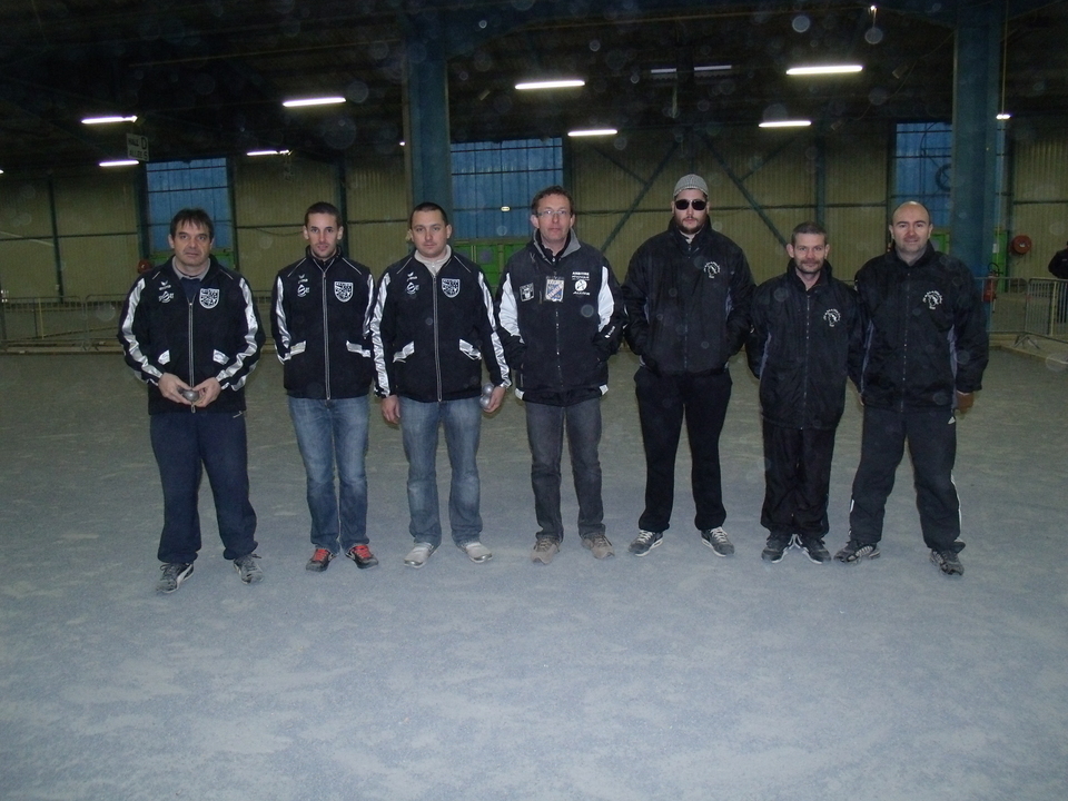 Champions H Girard , J Baptiste et D Thély ( Thiel s Acolin ) et l ' équipe de D Vuylsteke ( Caps ) Champions H Girard , J Baptiste et D Thély ( Thiel s Acolin ) et l ' équipe de D Vuylsteke ( Caps )