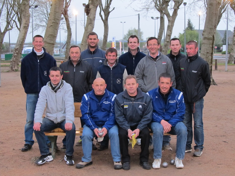 COMMENTRY ( A ) S IMPOSE 8 A 3 FACE AU DONJON ( A ) COMMENTRY ( A ) S IMPOSE 8 A 3 FACE AU DONJON ( A )