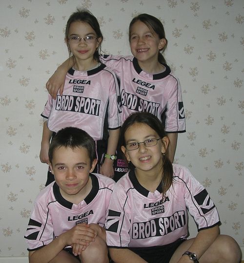 Aziliz, Clément, Emilie et Jessica vous présentent la nouvelle tenue Aziliz, Clément, Emilie et Jessica vous présentent la nouvelle tenue