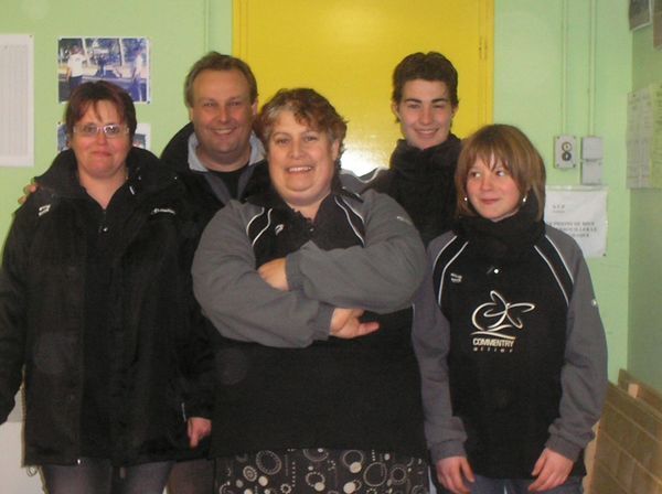 Les filles et le coach tout sourire après la rencontre