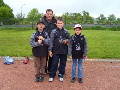 Emilie, Clément, Jessica et leur coach Jean-Marie Emilie, Clément, Jessica et leur coach Jean-Marie