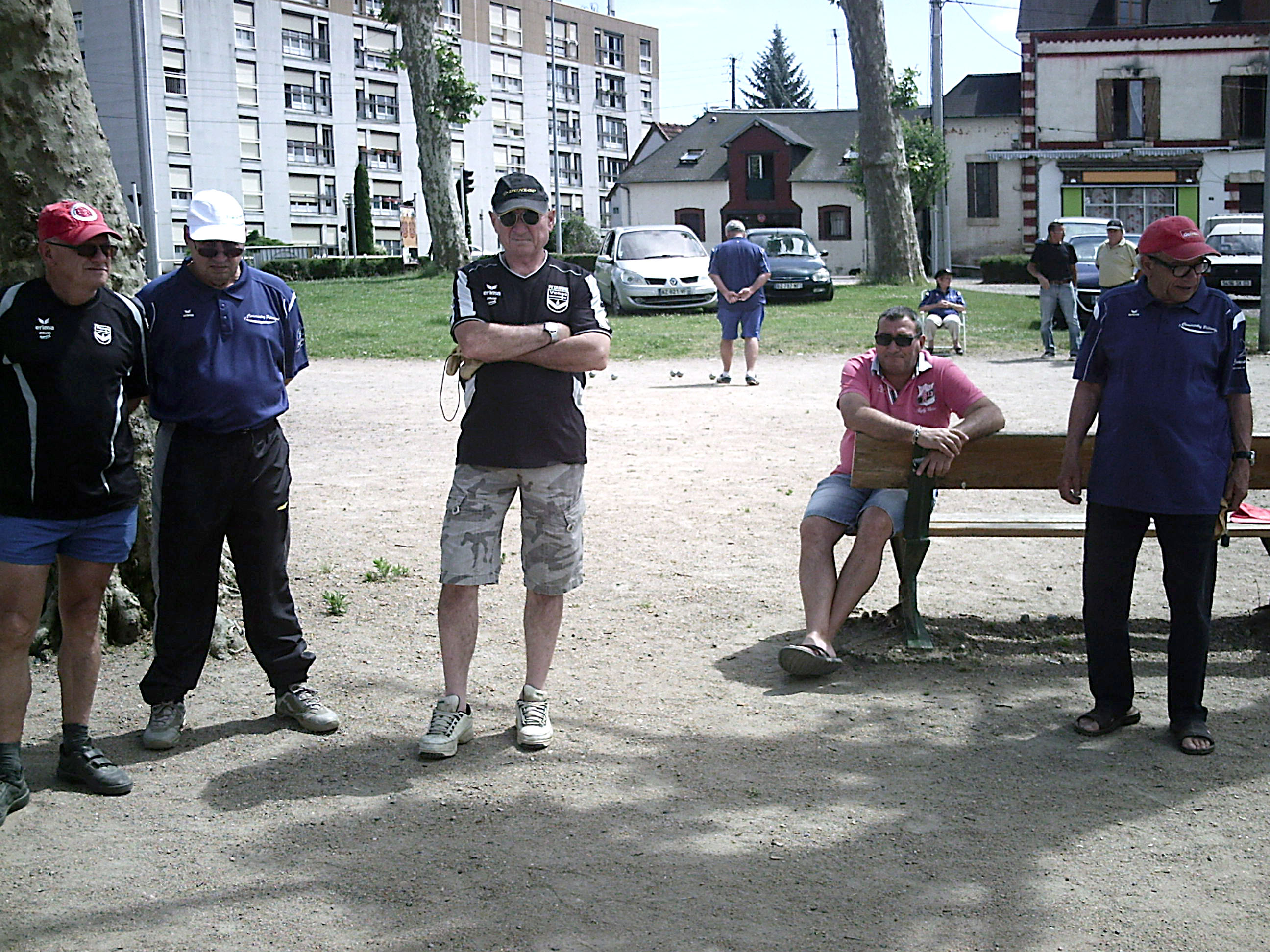 LES VÉTÉRANS DOS À DOS LES VÉTÉRANS DOS À DOS