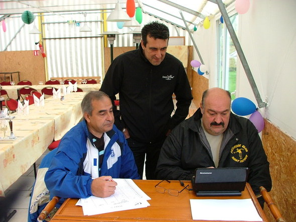 sous l'oeil bienveillant  de FABRICE les 2 organisateurs du concours  JACQUES et HENRI vont faire reprendre les parties