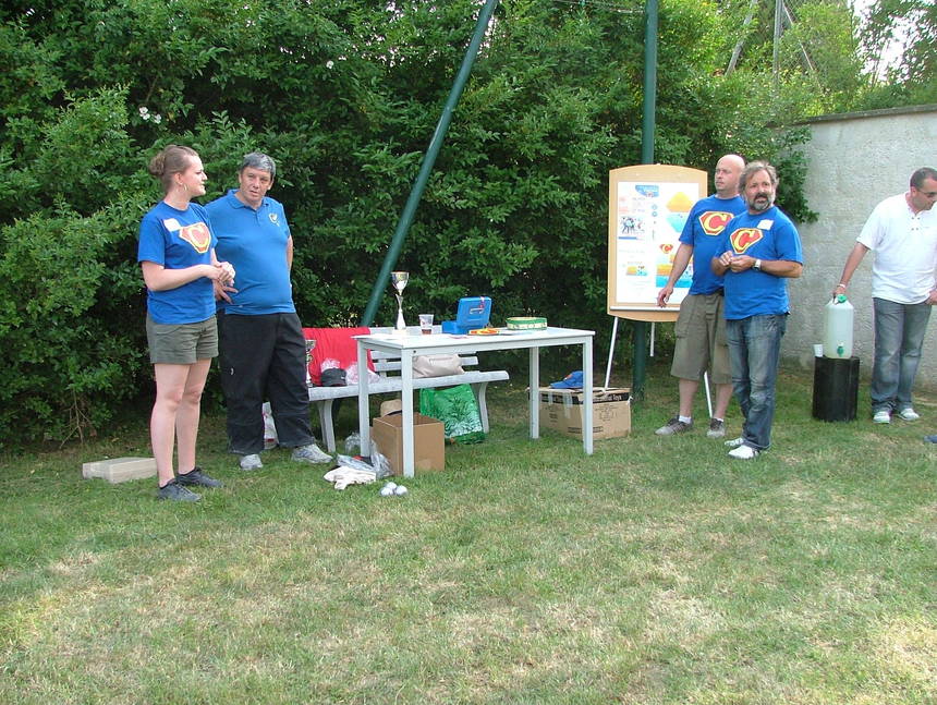 Avec  LUCIE au stand des ventes de ballons et tee-shirts en mémoire de CLEMENT