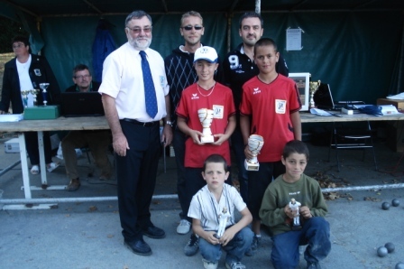 Killian Jeangeorges & Enzo Mazzuconi (St Malo) - Vices Champions d'Ille et Vilaine Doublettes Minimes 2010 en compagnie de Joseph Derennes - Président du CD35 - Thierry Gillot et Yvon Jeangeorges coachs de ces 2 équipes Killian Jeangeorges & Enzo Mazzuconi (St Malo) - Vices Champions d'Ille et Vilaine Doublettes Minimes 2010 en compagnie de Joseph Derennes - Président du CD35 - Thierry Gillot et Yvon Jeangeorges coachs de ces 2 équipes