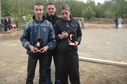 Damien Carnet de la Pétanque Fougeraise (Vice Champion d'Ille et Vilaine Tête à Tête Juniors 2010) et Thomas Mazzuconi de Saint Malo (Champion d'Ille et Vilaine Tête à Tête 2010) en compagnie de Régis Laviolette et Bruno Mazzuconi. Damien Carnet de la Pétanque Fougeraise (Vice Champion d'Ille et Vilaine Tête à Tête Juniors 2010) et Thomas Mazzuconi de Saint Malo (Champion d'Ille et Vilaine Tête à Tête 2010) en compagnie de Régis Laviolette et Bruno Mazzuconi.