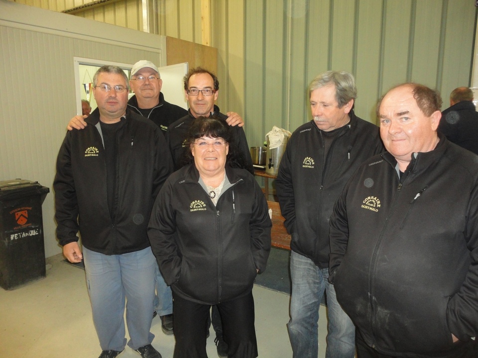 L'EQUIPE MALOUINE AU COMPLET L'EQUIPE MALOUINE AU COMPLET