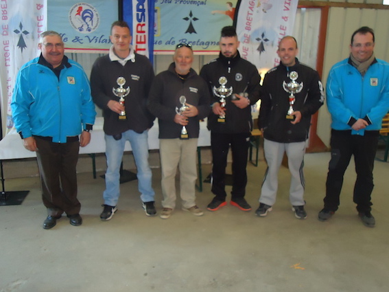 LES 2 EQUIPES FINALISTES A DROITE LES VAINQUEURS LES 2 EQUIPES FINALISTES A DROITE LES VAINQUEURS