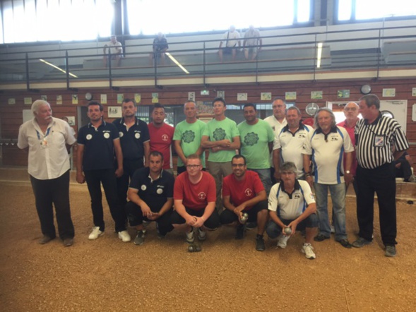 Tous les 1/2 finalistes avec les officiels du CHALLENGE BELLANGEON samedi 24 juin 2017 avec la triplette de Cours la ville Chaize jacques / Chalumet marcel / Jurand jean jacques Tous les 1/2 finalistes avec les officiels du CHALLENGE BELLANGEON samedi 24 juin 2017 avec la triplette de Cours la ville Chaize jacques / Chalumet marcel / Jurand jean jacques