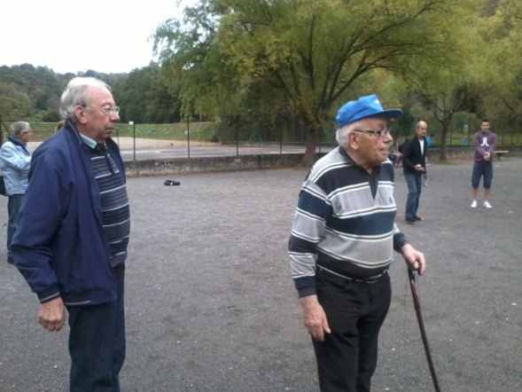 mercredi 23 octobre journée bleu au clos de la petanque mélange anciens et jeunes belle ambiance