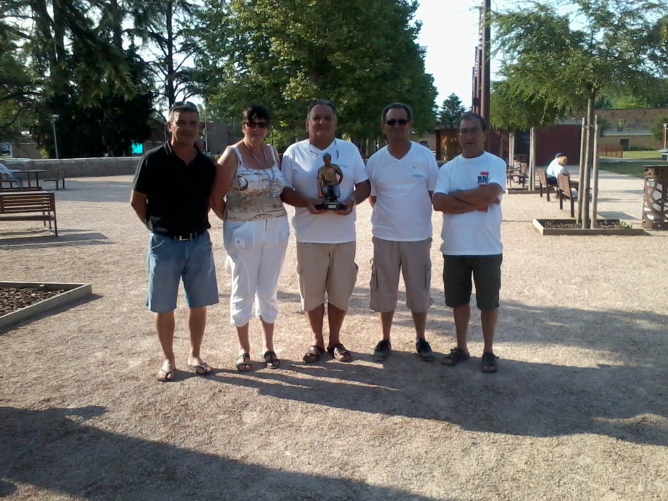 une premiere a neuville avec le challenge de la municipalité l'adjoint au maire avec les gagnants neuvillois Max et christophe .madame julien et monsieur une premiere a neuville avec le challenge de la municipalité l'adjoint au maire avec les gagnants neuvillois Max et christophe .madame julien et monsieur