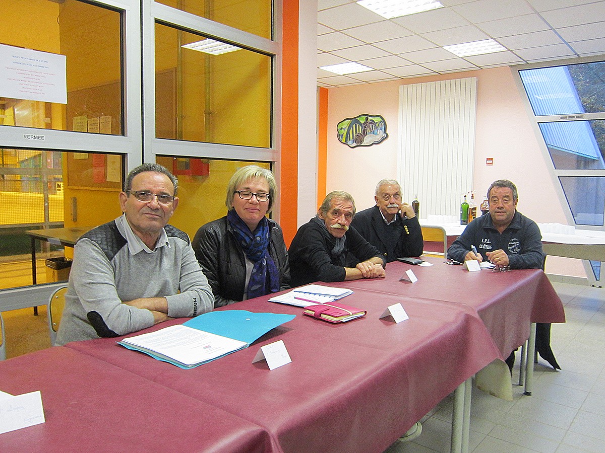 max madame coin et une partie du bureau max madame coin et une partie du bureau