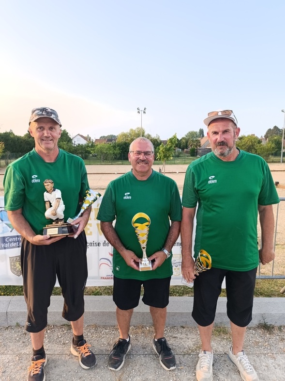 Marques A. / Faragout B. / Petit B. (St Jean de la Ruelle) Vainqueur du 1er Régional Vétéran de Romorantin Marques A. / Faragout B. / Petit B. (St Jean de la Ruelle) Vainqueur du 1er Régional Vétéran de Romorantin