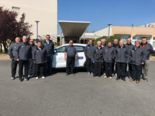 Les membres du CRCVL habillés avec la nouvelle tenue officiel de la Région devant le nouveau véhicule de fonction de notre CTR Hugo Lebeaupin