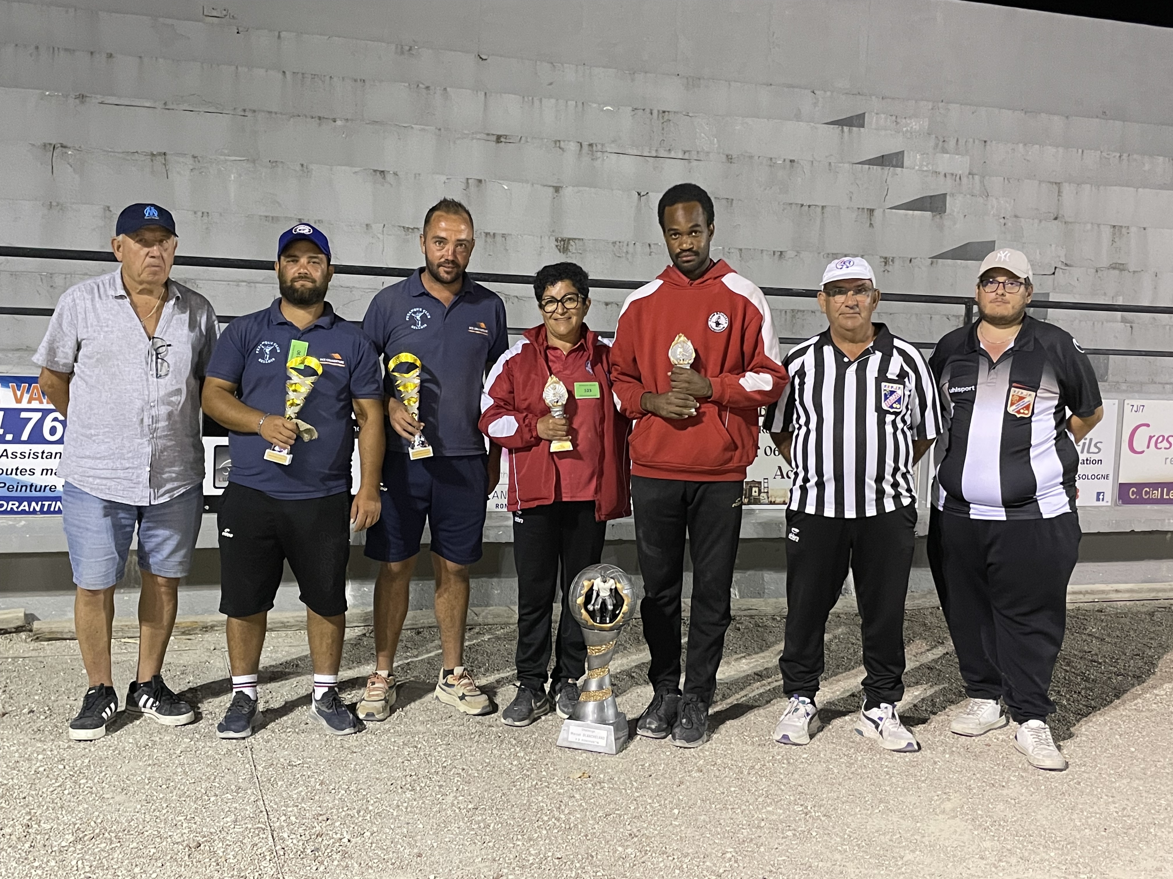 Vainqueurs (rouge) et Finalistes