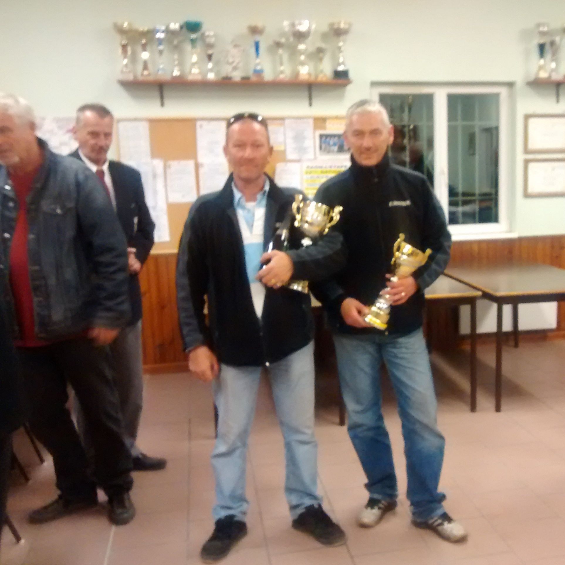 Les vainqueurs avec leur trophée Les vainqueurs avec leur trophée