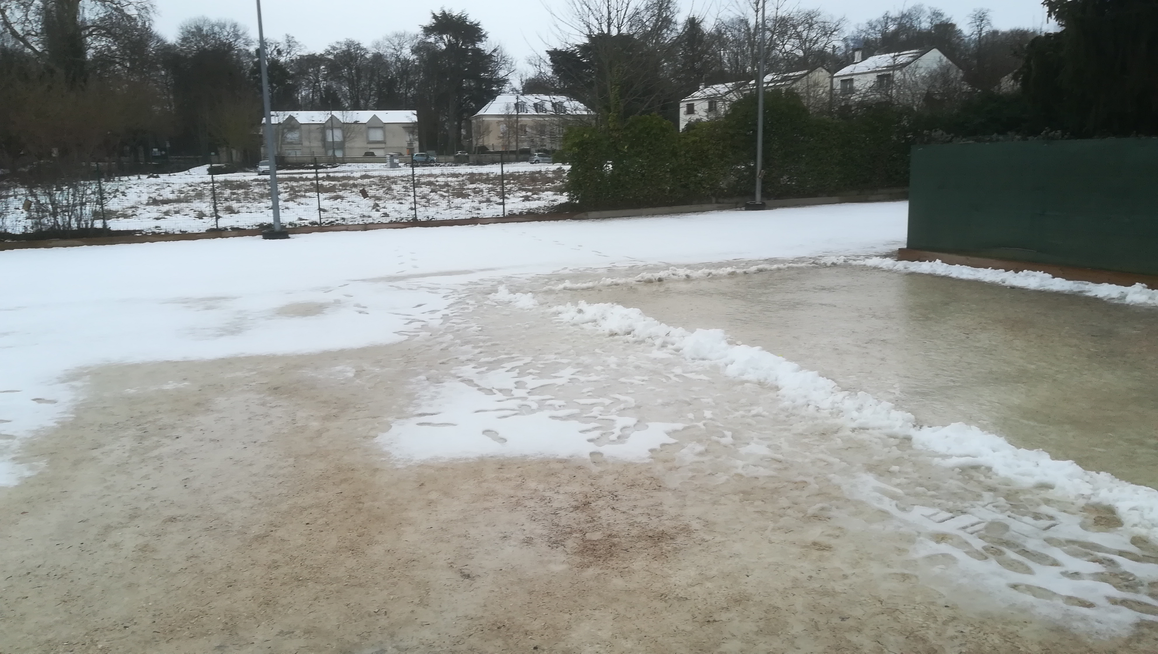 LE CLUB SOUS LA NEIGE