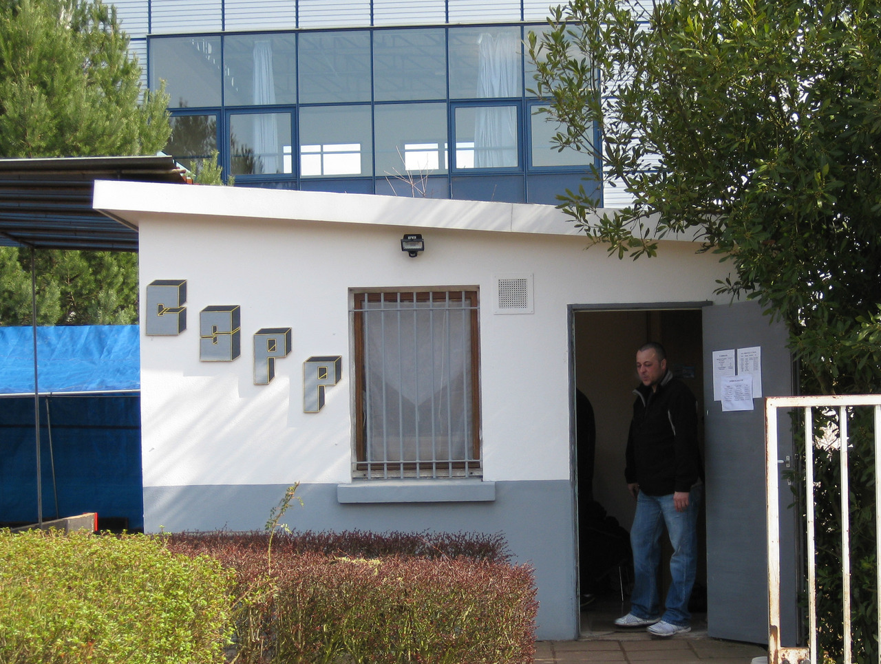 Bienvenue chez nous... Bienvenue chez nous...