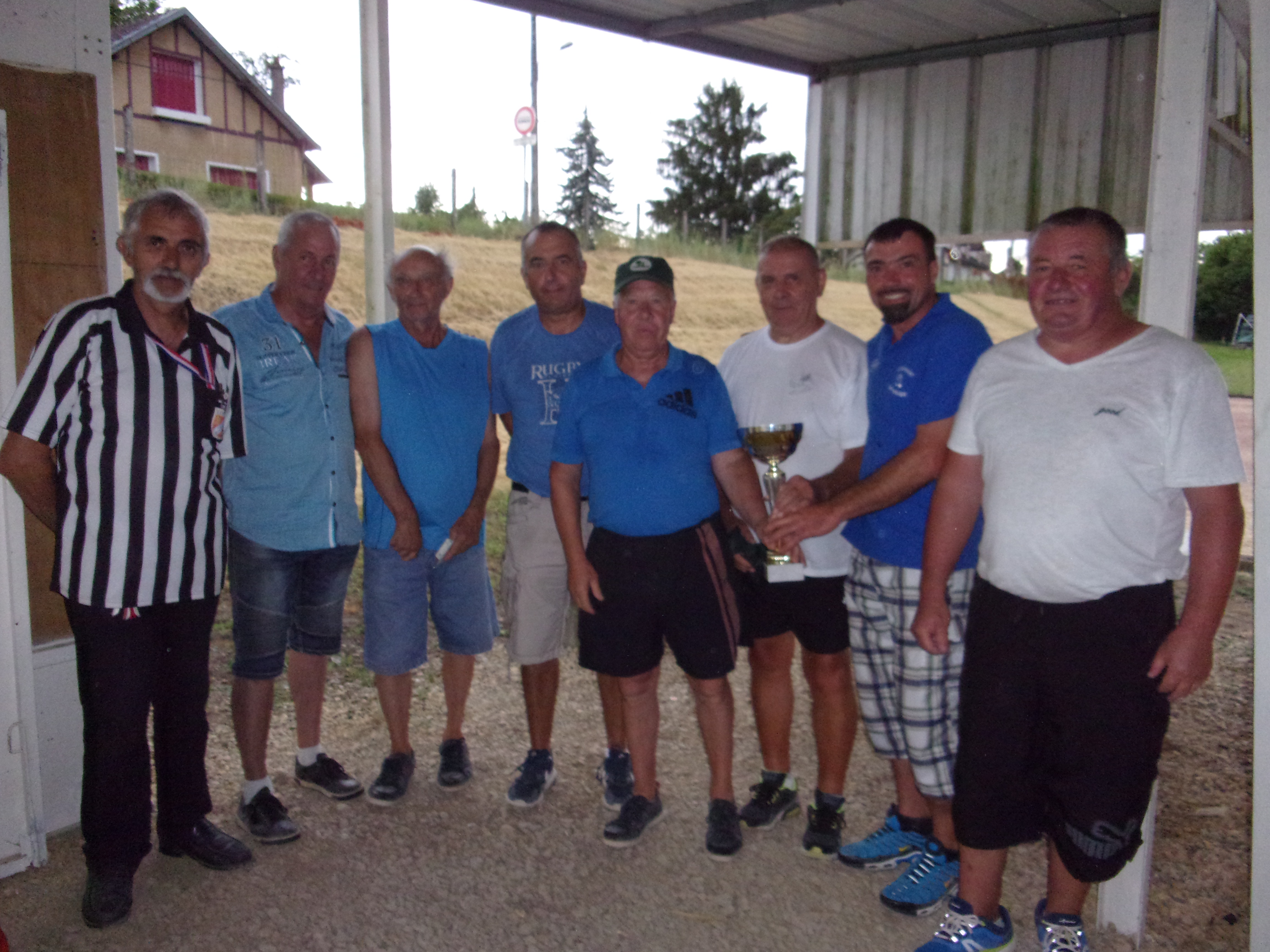 Alain Margot , Jean-Paul Marceau et Bruno Piat de la petanque Guerchoise remporte le concour principal face au finaliste Stephane Guillaumie , Robert Gaudon et Jean-Yves Aubert