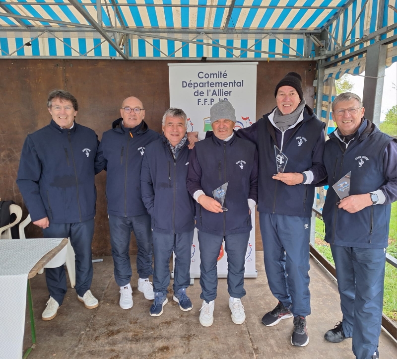 si vous n'arrivaient pas à reconnaitre les gagnants, c' est ceux qui ont les trophées, les 3 autres sont des supporters s si vous n'arrivaient pas à reconnaitre les gagnants, c' est ceux qui ont les trophées, les 3 autres sont des supporters s