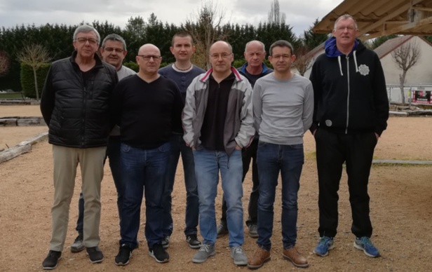 De gauche à droite: PEYRAT, Christian: MAISONNEUVE, Arnaud: BERNARD, Philippe: GRAVIERE, Cyril: MONCE, Patrick: HABRIAS, Jean-luc: AUGOT, Michel: KIEFER, René.