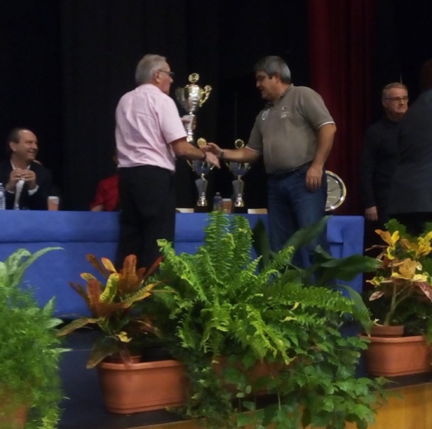 Notre président reçoit la coupe Notre président reçoit la coupe