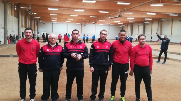 En rouge et bleu l'équipe de la Pétanque Domératoise qualifiée pour les quarts au mois d'avril. BERNARD, Philippe, PAILHERET, Frédéric et BERNARD, Léo