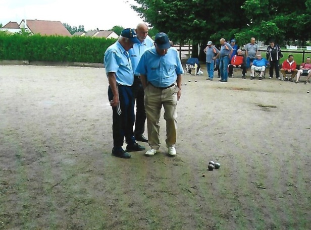 Michel en grande conversation pour prendre la bonne décision. Michel en grande conversation pour prendre la bonne décision.