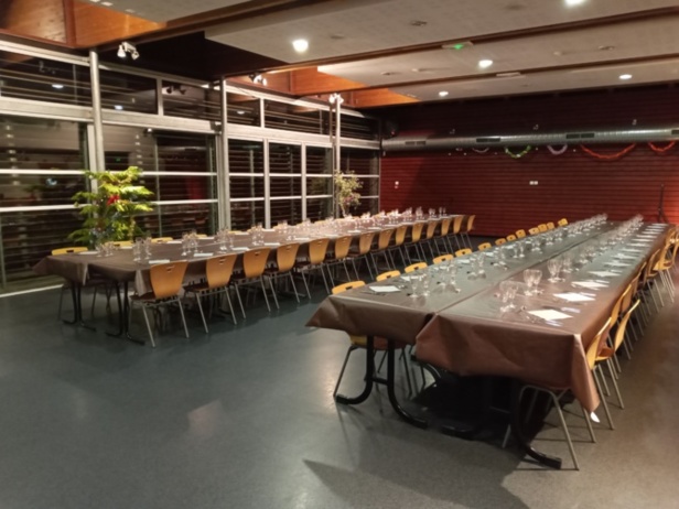 La salle est prête à recevoir les convives La salle est prête à recevoir les convives