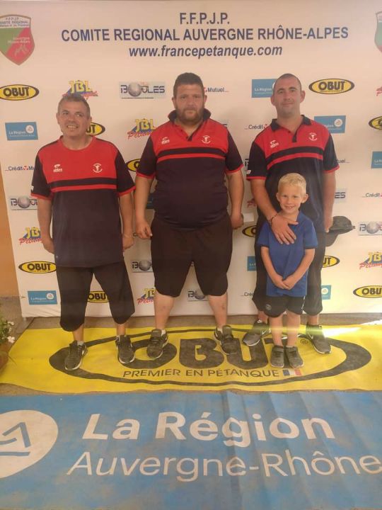 Les Domératois avec Lucas pétanqueur en devenir. Les Domératois avec Lucas pétanqueur en devenir.