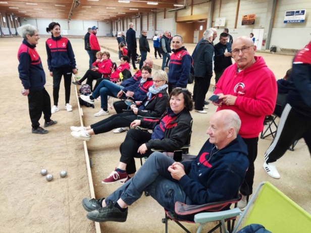 On distingue dans cette brochette de personnes au repos Estella, Christiane, Martin, Marie - Odile Martins et Habrias, Aline.