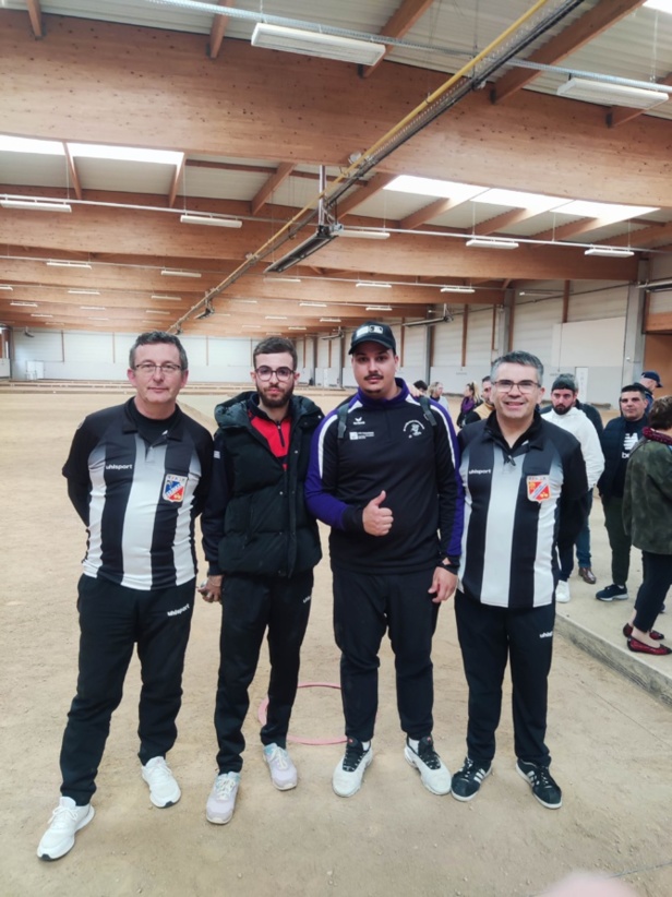 Entourés par les arbitres Enzo PINTO et Ryan CARAY.