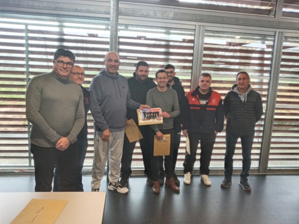 L'équipe CNC lors des récompenses accompagné de l'adjoint aux sports de la Mairie de Domérat L'équipe CNC lors des récompenses accompagné de l'adjoint aux sports de la Mairie de Domérat