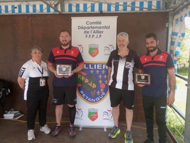 La photo officielle avec délégué et arbitre licencié à Domérat La photo officielle avec délégué et arbitre licencié à Domérat