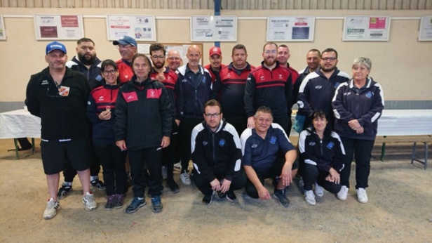 Les équipes après la rencontre. Elle est bonne la glace Enzo? Les équipes après la rencontre. Elle est bonne la glace Enzo?