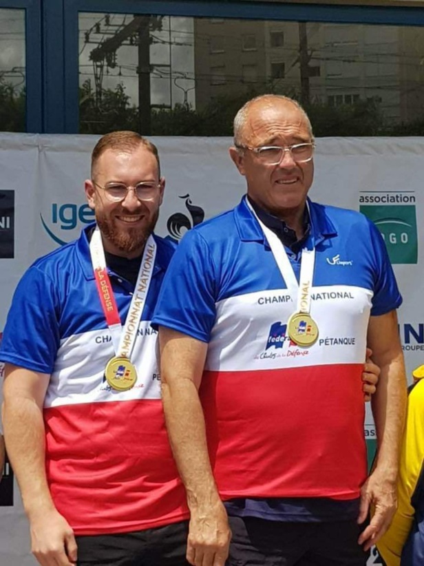 Léo et Philippe avec le maillot et la médaille Léo et Philippe avec le maillot et la médaille