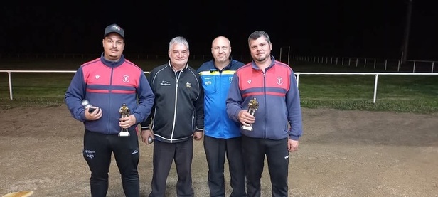 Victoire de Ryan Caray et Jimmy Reinard qui entourent les finalistes Dominique Vaillant et Thierry Guichard Victoire de Ryan Caray et Jimmy Reinard qui entourent les finalistes Dominique Vaillant et Thierry Guichard