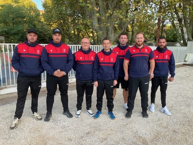 Le Capitaine Michel au centre avec les joueurs présents pour ce week end Le Capitaine Michel au centre avec les joueurs présents pour ce week end