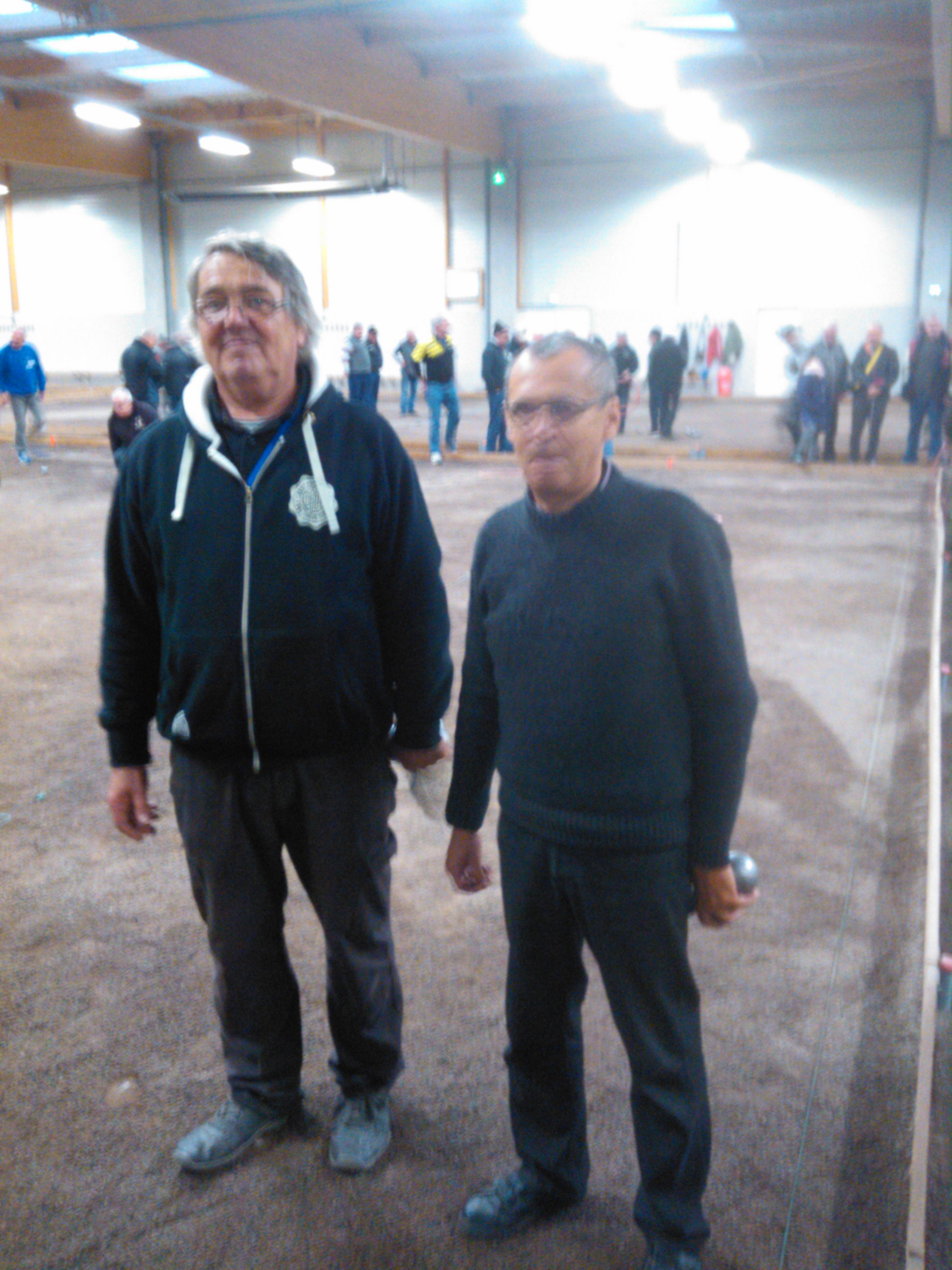 Le 14 décembre 2017 au boulodrome, SIMON, Jean de la pétanque de l'abbatoir et POLICARPE, André de la pétanque Domératoise ont réussit l'exploit de battre 13 à 11 Monsieur Christian FAZZINO et mon ami Michel AUGUSTYNIAK, Amicale des Marais, au premier tour du concours. Profiter de ces moments car ils sont rares. Encore bravo. Le 14 décembre 2017 au boulodrome, SIMON, Jean de la pétanque de l'abbatoir et POLICARPE, André de la pétanque Domératoise ont réussit l'exploit de battre 13 à 11 Monsieur Christian FAZZINO et mon ami Michel AUGUSTYNIAK, Amicale des Marais, au premier tour du concours. Profiter de ces moments car ils sont rares. Encore bravo.